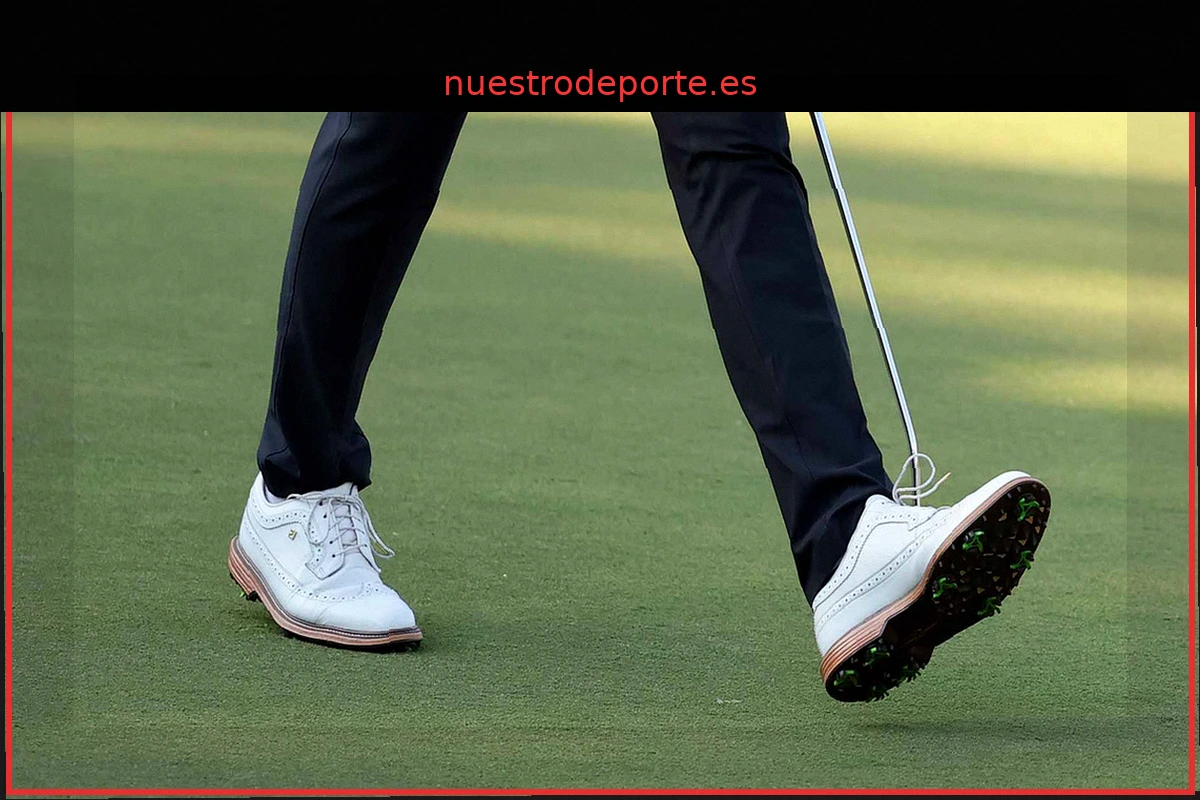 Los elegantes zapatos de golf FootJoy de Michael Brennan